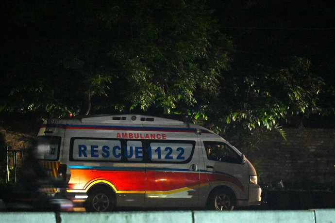 Archivo - RAWALPINDI, May 10, 2025  -- An ambulance is pictured near Nur Khan Air Base following an Indian attack in Rawalpindi, Pakistan, May 10, 2025. India launched air-to-surface missiles at three air bases in Pakistan, but all strategic assets of the
