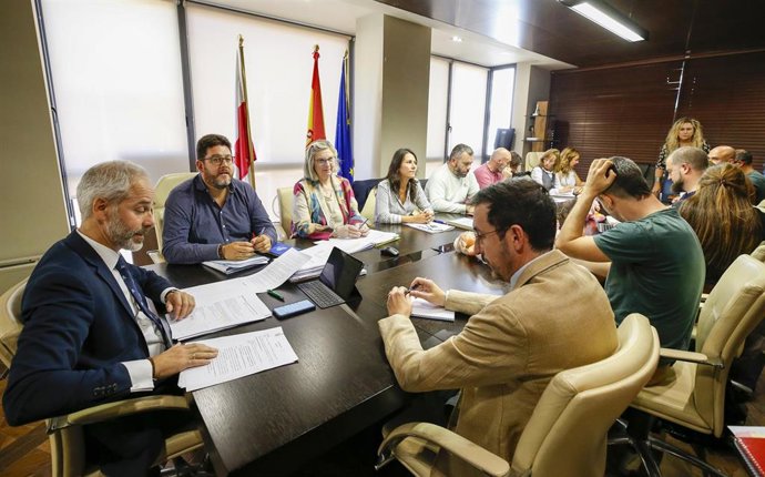 Archivo - Foto de archivo de un reunión del consejero de Educacion con la Junta de Personal Docente