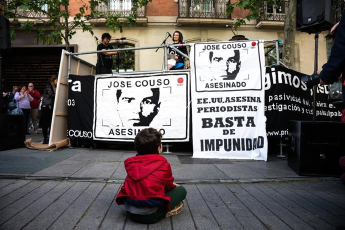 Archivo - Familiares y amigos de José Couso exigen un año más "investigación y justicia" durante una concentración en el 20 aniversario del fallecimiento del periodista José Couso, frente a la embajada de Estados Unidos, a 22 de abril de 2023, en Madrid (