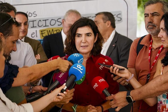Archivo - La consejera de Empleo, Empresas y Trabajadores Autónomos de la Junta de Andalucía, Rocío Blanco, atiende los medios 