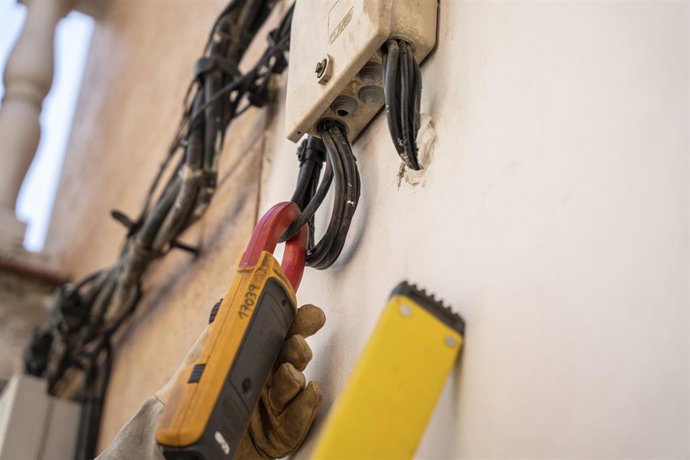 Archivo - Almería.-Endesa detecta más de 1.600 fraudes eléctricos en el primer semestre de 2025