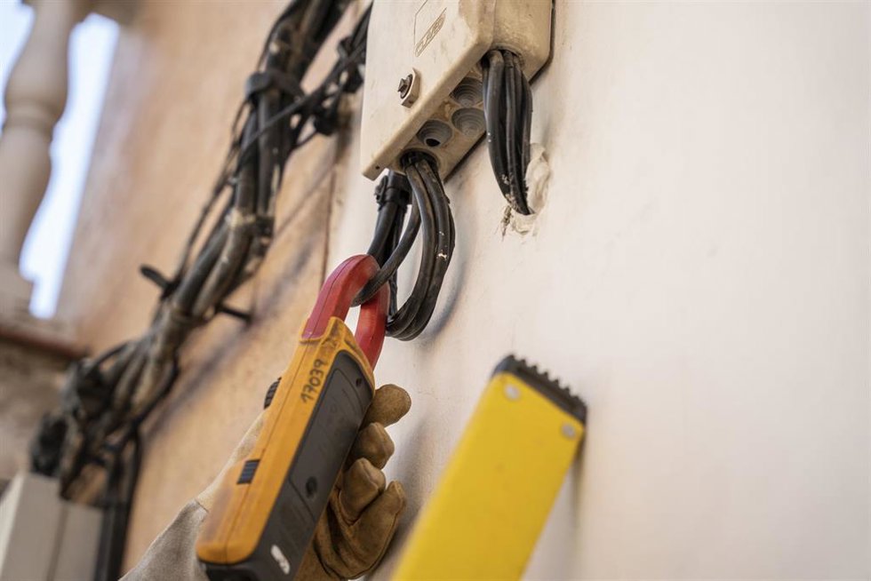 Archivo - Almería.-Endesa detecta más de 1.600 fraudes eléctricos en el primer semestre de 2025