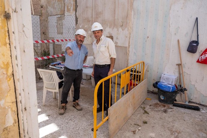 El alcalde de Cádiz, Bruno García, visita las obras del nuevo centro de acogida y reinserción para personas sin hogar de la calle Soledad