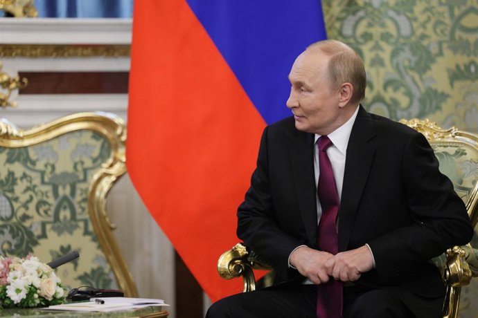 RÚSSIA, MOSCOU - 7 DE AGOSTO DE 2025: O presidente da Rússia, Vladimir Putin, observa durante uma reunião com Mohammed bin Zayed Al Nahyan, presidente dos Emirados Árabes Unidos (EAU), no Kremlin de Moscou