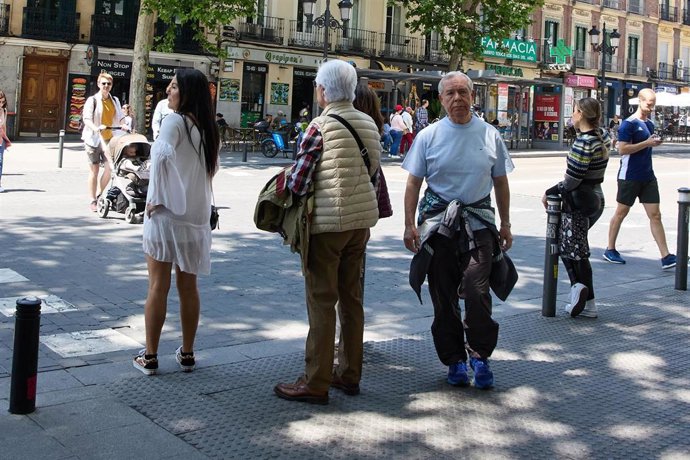 Archivo - Un hombre mayor camina por el centro de la ciudad, a 4 de junio de 2023, en Madrid (España). La población mayor de 64 años en España supera ya el 20% del total y supera al grupo de personas menor de 20 años,  lo que produce un "creciente desequi