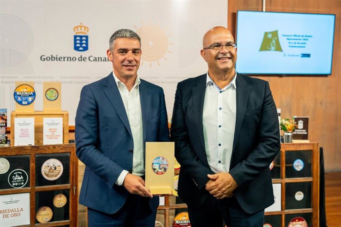 Archivo - El consejero de Agricultura, Ganadería, Pesca y Soberanía Alimentaria, Narvay Quintero,  acompañado por el director del ICCA, Luis Arráez