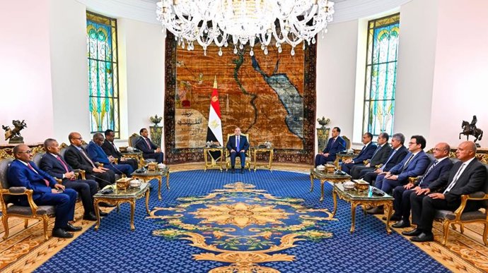 El presidente de Egipto, Abdelfatá al Sisi, recibe a una delegación de Sudán liderada por el primer ministro de transición, Kamel Idris, en su primer viaje al extranjero desde que llegó al poder en mayo