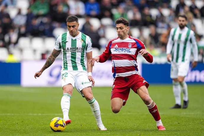 Archivo - Imagen de archivo correspondiente al encuentro liguero el Córdoba CF y el Granada CF de la temporada pasada.