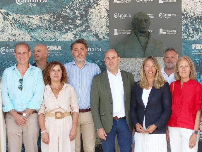 La eurodiputada asturiana del PP, Susana Solís (segunda por la derecha), antes de participar en el Día de Europa en el marco de la 68 Feria Internacional de Muestras de Asturias (Fidma), en el recinto ferial gijonés 'Luis Adaro'.