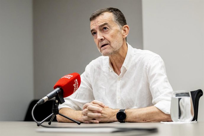 O coordenador federal da IU, Antonio Maíllo, durante uma entrevista para a Europa Press, em 7 de agosto de 2025, em Madri (Espanha).