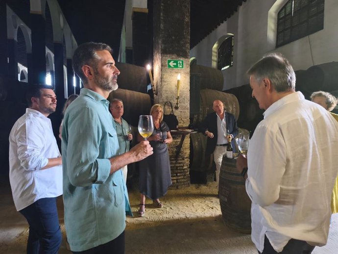 El consejero de Agricultura, Pesca, Agua y Desarrollo Rural, Ramón Fernández-Pacheco, en una visita a las instalaciones de Bodegas Barbadillo en Sanlúcar de Barrameda (Cádiz).