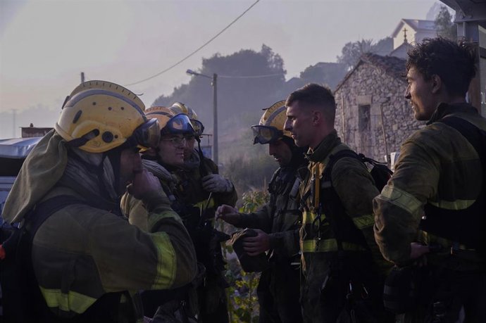 Varios bomberos, a 5 de agosto de 2025, en Ponteceso, A Coruña, Galicia (España).