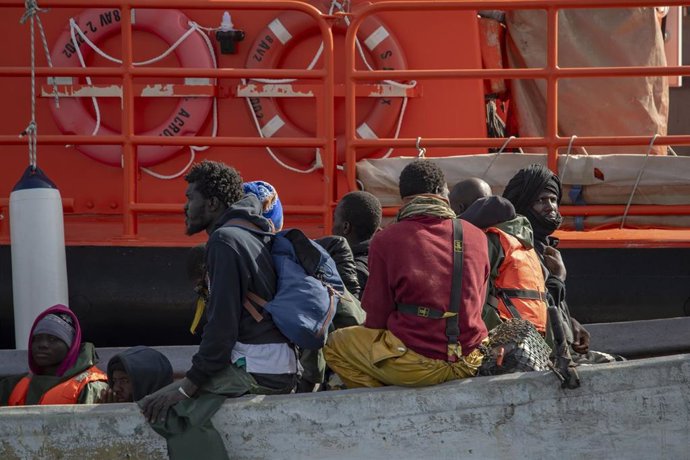 Archivo - Varios migrantes a bordo de un cayuco, a 20 de noviembre de 2024, en La Restinga, El Hierro, Santa Cruz de Tenerife, Canarias (España). 