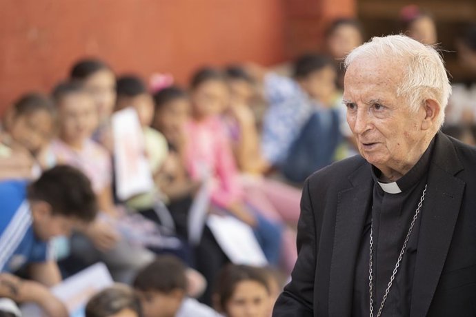 Archivo - Arquivo - O cardeal Antonio Cañizares visita a escola paroquial diocesana Santiago Apóstol, no bairro de Cabanyal, em 27 de outubro de 2022, em Valência, Comunidade Valenciana (Espanha). A comunidade educativa organizou este ato de despedida do 