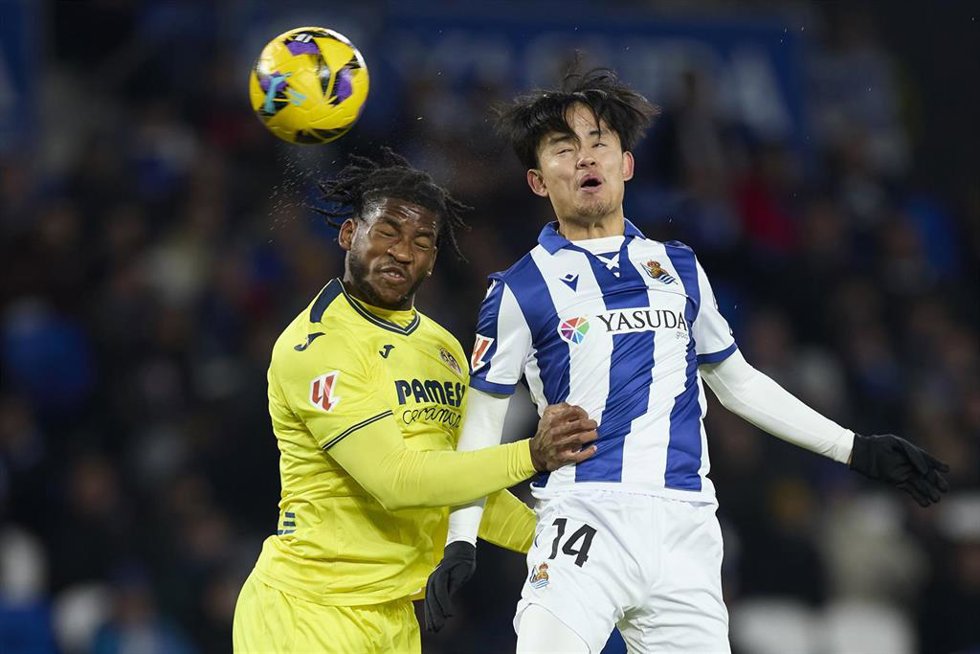 Archivo - Willy Kambwala salta con Take Kubo durante el Real Sociedad-Villarreal CF de LaLiga EA Sports 24-25