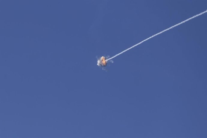 Archivo - Imagen de archivo de las defensas aéreas de Israel interceptando un proyectil lanzado desde la Franja de Gaza