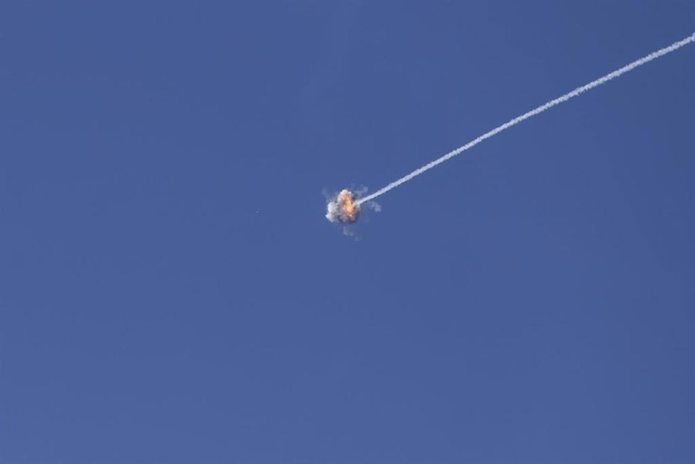 Archivo - Imagen de archivo de las defensas aéreas de Israel interceptando un proyectil lanzado desde la Franja de Gaza