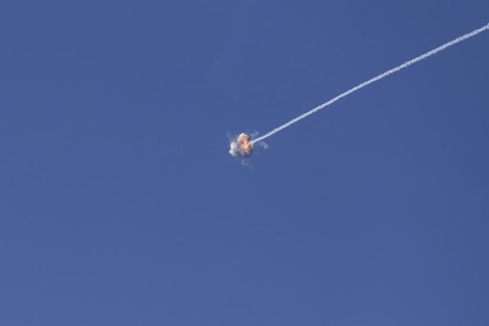Archivo - ASHKELON, 7 de outubro de 2023 -- Um míssil Iron Dome intercepta um foguete disparado da Faixa de Gaza, em Ashkelon, no sul de Israel, em 7 de outubro de 2023. Mais de 40 israelenses foram mortos e mais de 700 ficaram feridos no ataque do Movime