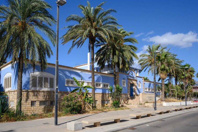 Fachada del edificio del antiguo Centro de Actividades Náuticas, ubicado en el entorno de Las Almadrabillas de Almería.
