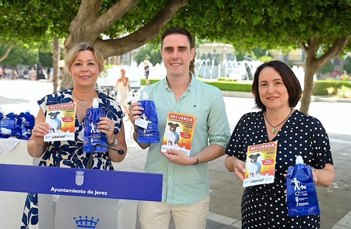El teniente de alcaldesa de Medio Ambiente y Protección Animal en el Ayuntamiento de Jerez, Jaime Espinar, la presidenta de Acoje, Ana Pérez, y la delegada de Comercio, Nela García, presentan una campaña para dueños de mascotas