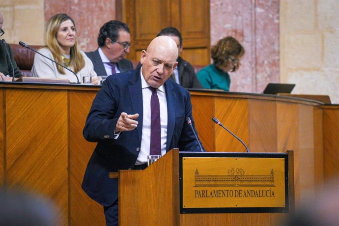 Archivo - El diputado socialista Gerardo Sánchez, en una imagen de archivo en el Pleno del Parlamento.