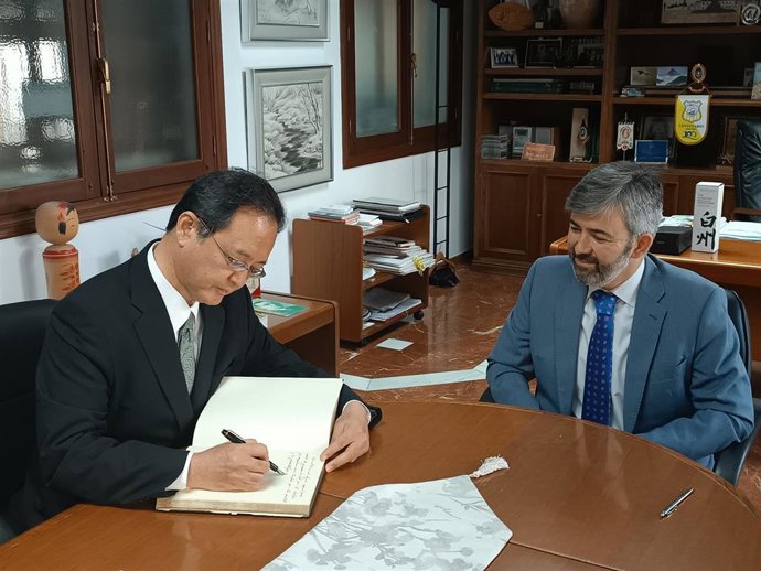 Takahiro Nakamae junto a Modesto González en el Ayuntamiento de Coria del Río.