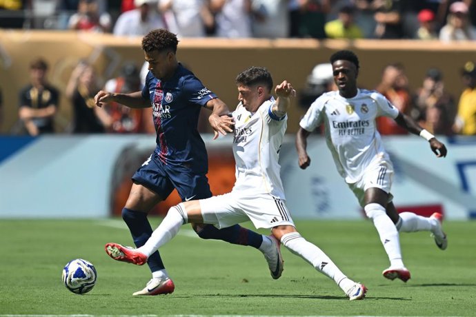 09 July 2025, US, New Jersey: Paris Saint-Germain's Desire Doue (L) and Real Madrid's Federico Valverde battle for the ball during the FIFA Club World Cup semi final match between Paris Saint-Germain and Real Madrid at Metlife Stadium. Photo: Sven Hoppe/d