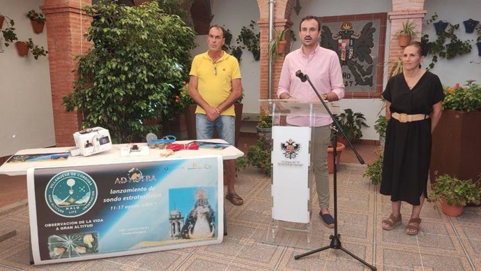 El alcalde de Villanueva de Córdoba, Isaac Reyes, en la presentación del lanzamiento de la sonda estratoférica.
