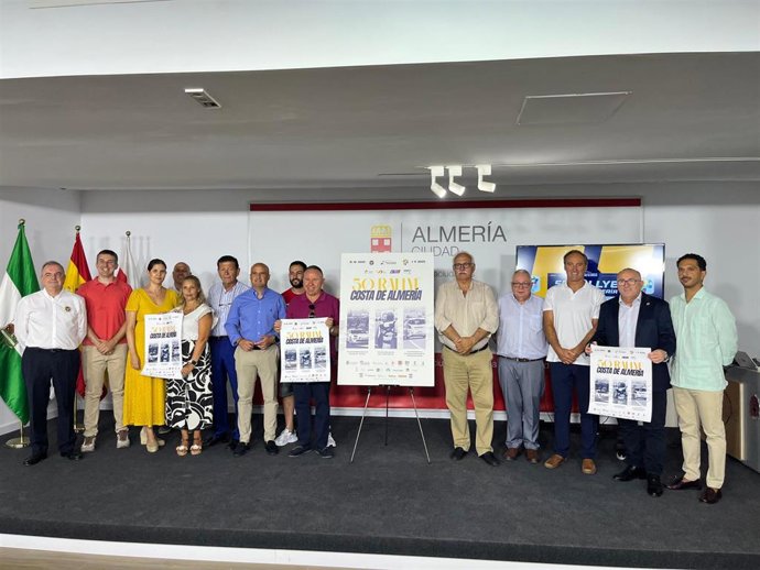Representantes institucionales y organizadores posan junto al cartel anunciador del 50º Rallye Costa de Almería.