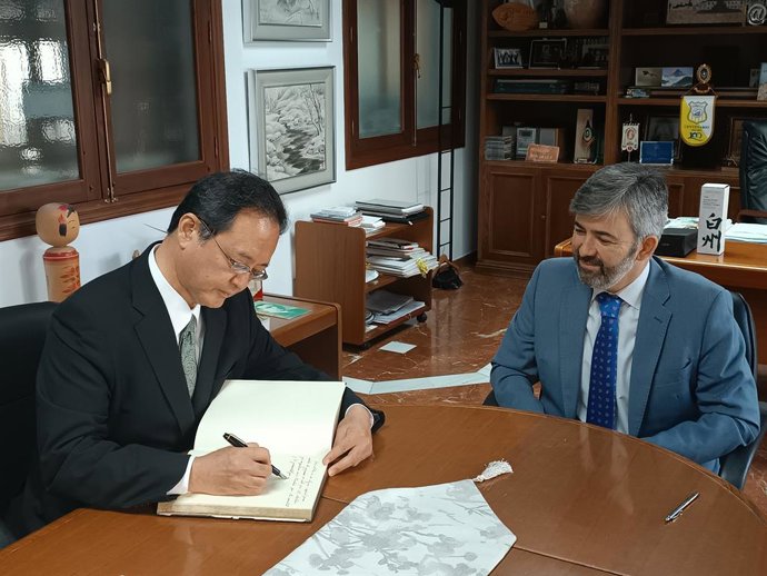 Takahiro Nakamae junto a Modesto González en el Ayuntamiento de Coria del Río.