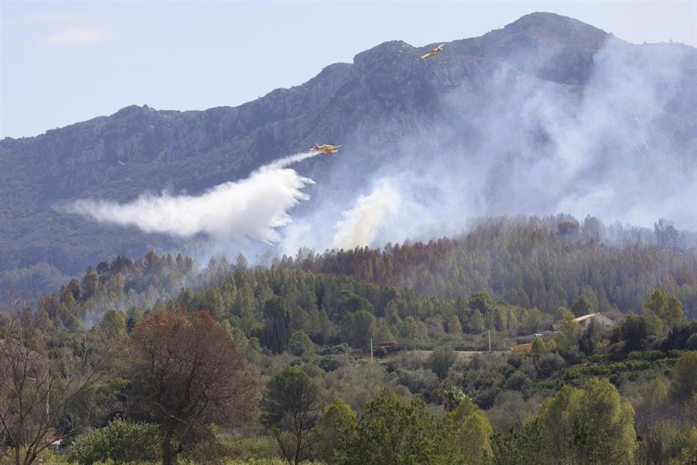 Archivo - Helicópteros de los bomberos trabajan en labores de extinción del incendio forestal que comenzó en Simat, a 13 de septiembre de 2024, en Barcheta, Valencia, Comunidad Valenciana (España).