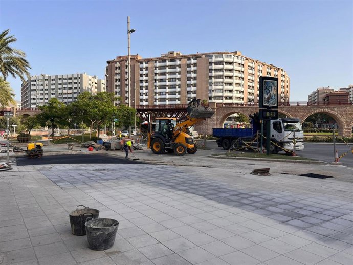 Operarios finalizan los trabajos de renovación del colector de saneamiento en la confluencia de la Avenida Cabo de Gata con la calle Ángel Jover, junto al Parque de las Almadrabillas de Almería.