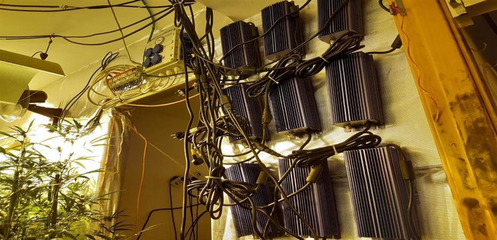 Enganches ilegales a la red eléctrica.