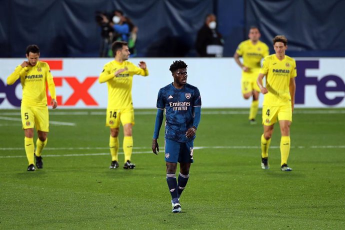 Archivo - 29 April 2021, Spain, Villareal: Arsenal's Thomas Partey appears dejected as Villarreal players celebrate their side's second goal during the UEFA Europa League Semi Final First Leg soccer match between Villareal and Arsenal at the Estadio de la