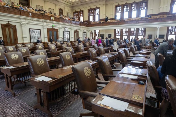 5 de agosto de 2025, Austin, Texas, EUA: As mesas vazias dos democratas do Texas durante o segundo dia em que a Câmara do Texas não conseguiu atingir o quorum para tratar de assuntos. Muitos democratas do Texas fugiram do estado sob ameaça de prisão pelo 