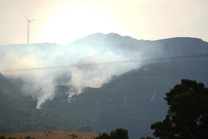 Vista del incendio de Tarifa el miércoles antes de su estabilización. 