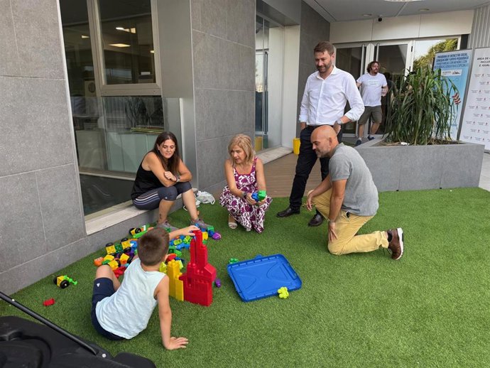 Paola Laynez y Francisco González Bellido, durante su visita a la Escuela de Verano Inclusiva del Espacio Alma de Almería. 