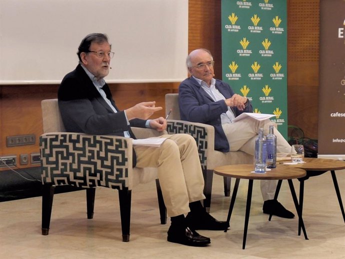 O ex-primeiro-ministro da Espanha, Mariano Rajoy, discursa nos Cursos La Granda em Avilés.  Com ele está o diretor dos cursos, Benigno Pendás.