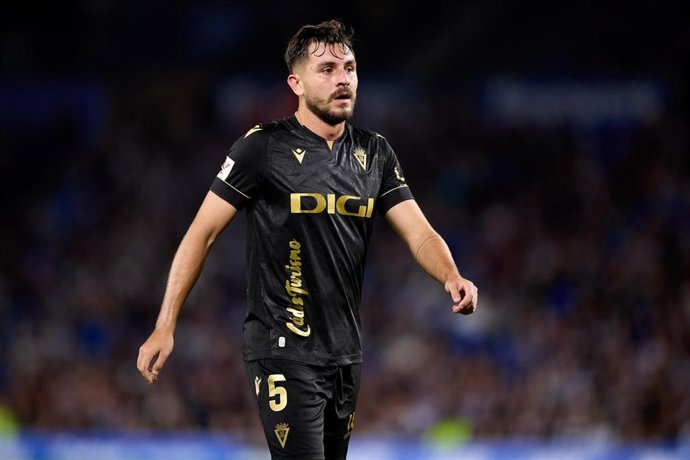 Archivo - Víctor Chust, durante un partido con el Cádiz CF.