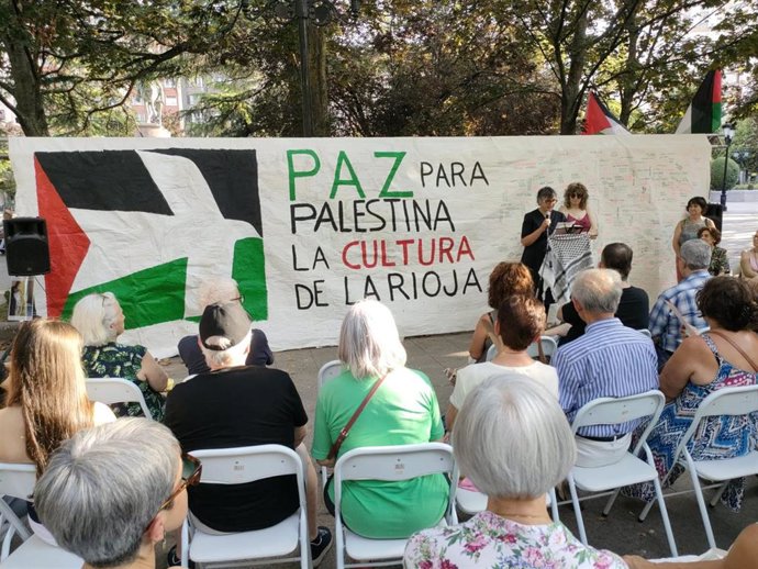 Acto de lectura del libro 'Quiero estar despierto cuando muera' de Atef Abuf Saif con el que se ha pedido en Logroño el fin del "genocidio" en Gaza