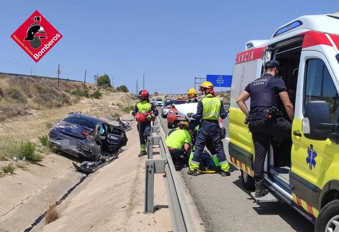 Accidente con heridos de un vehículo que ha salido de vía en la A-31, a la altura de Monforte del Cid
