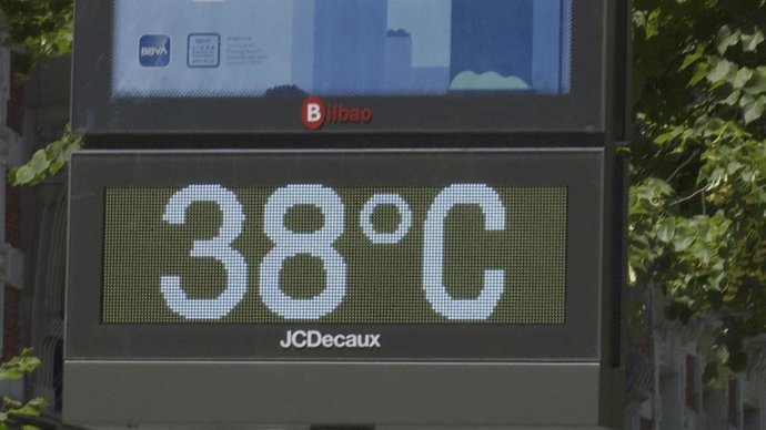Archivo - Termómetro de Bilbao marca 38 grados (archivo)