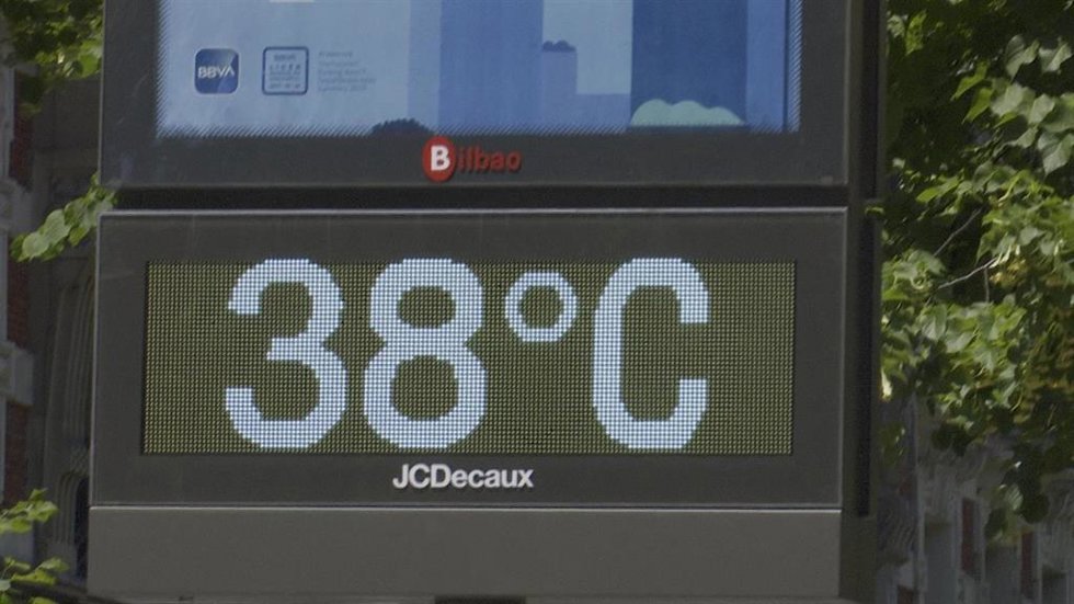 Archivo - Termómetro de Bilbao marca 38 grados (archivo)