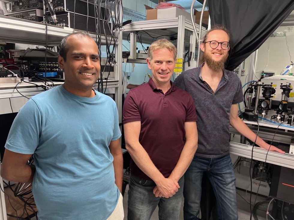 Roshan Krishna Kumar, Frank Koppens y Krystian Nowakowski, tres de los investigadores implicados en el estudio.