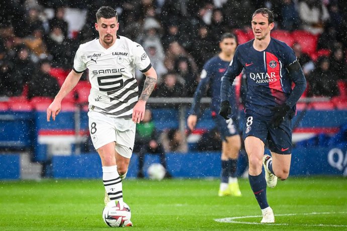 Archivo - Baptiste SANTAMARIA of Rennes and Fabian RUIZ of PSG during the French championship Ligue 1 football match between Paris Saint-Germain and Stade Rennais (Rennes) on February 25, 2024 at Parc des Princes stadium in Paris, France - Photo Matthieu 