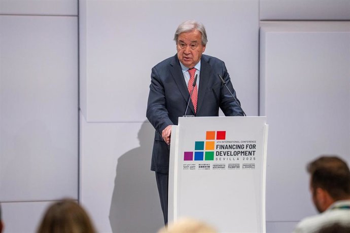 Archivo - El secretario general de Naciones Unidas, António Guterres, atiende a los medios de comunicación en Sevilla