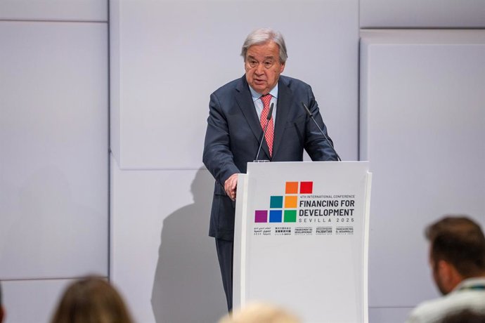 Archivo - El secretario general de Naciones Unidas, António Guterres, atiende a los medios de comunicación. A 30 de junio de 2025 en Sevilla, Andalucía (España). El presidente del Gobierno, Pedro Sánchez, comparece ante los medios de comunicación junto al
