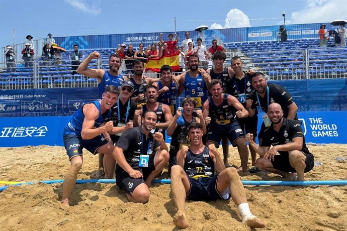 La selección española masculina de balonmano playa celebra una victoria en los Juegos Mundiales de 2025.