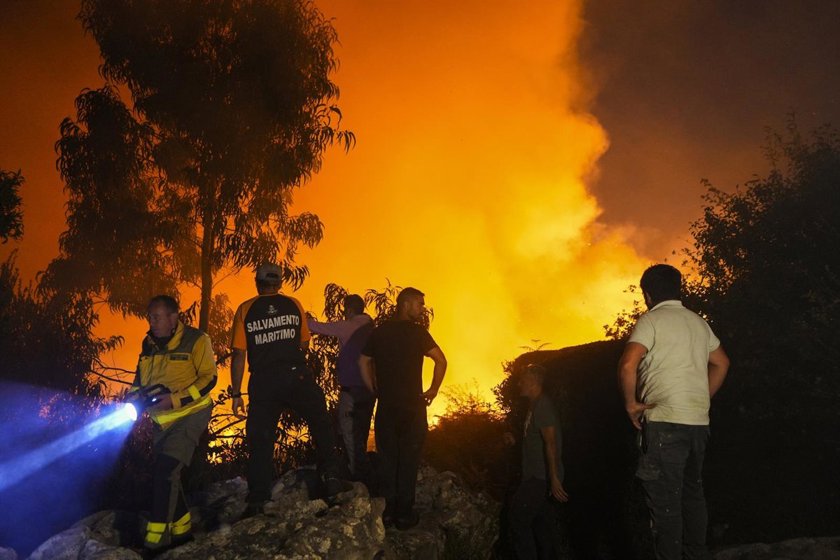 Activos incendios en Forcarei y O Saviñao y sigue sin controlar el fuego de A Fonsagrada que quema 120 hectáreas