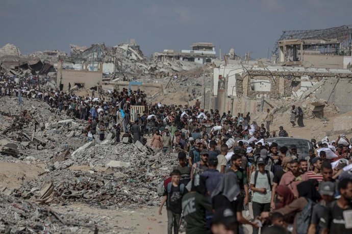 Palestinos com ajuda humanitária no norte da Faixa de Gaza